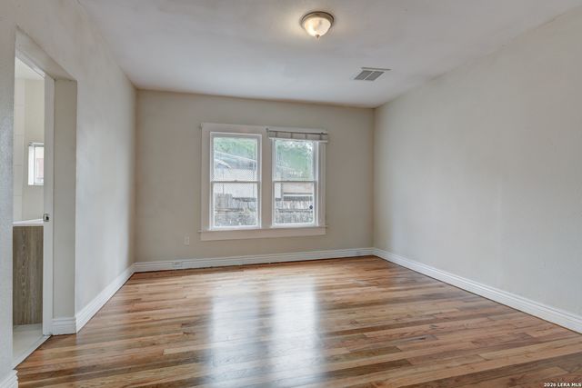 1932 W Huisache, San Antonio, TX 78201