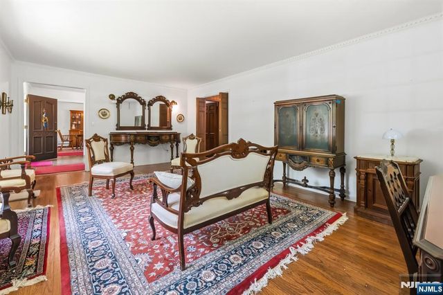 49 Clover Lane, Upper Saddle River, NJ 07458