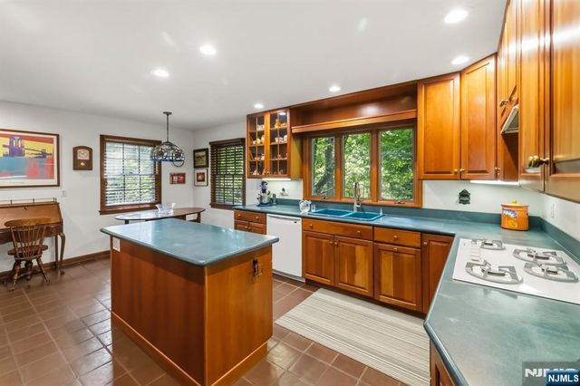 49 Clover Lane, Upper Saddle River, NJ 07458