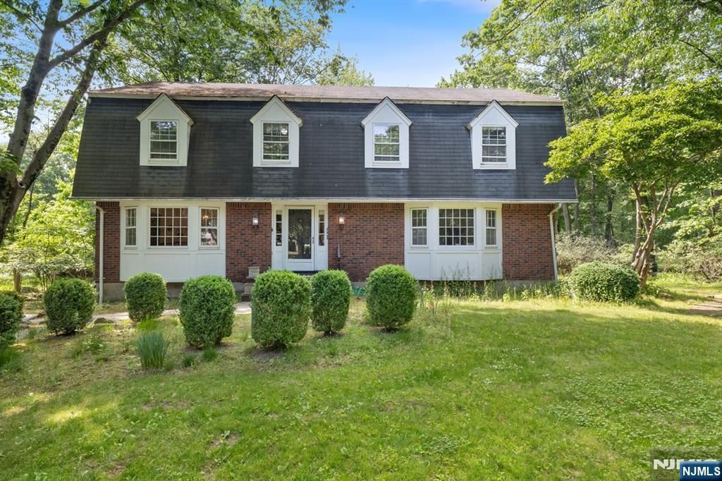 49 Clover Lane, Upper Saddle River, NJ 07458