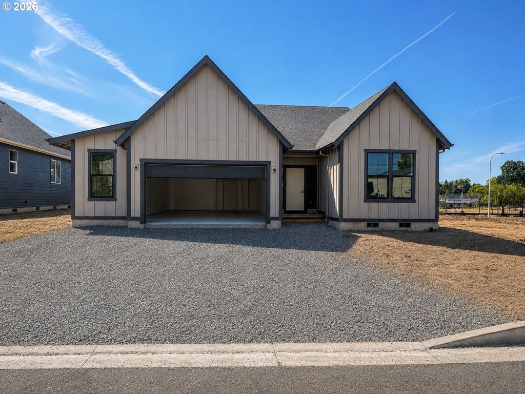 Image 2 of property listing at 978 W Grant St, Carlton, OR 97111