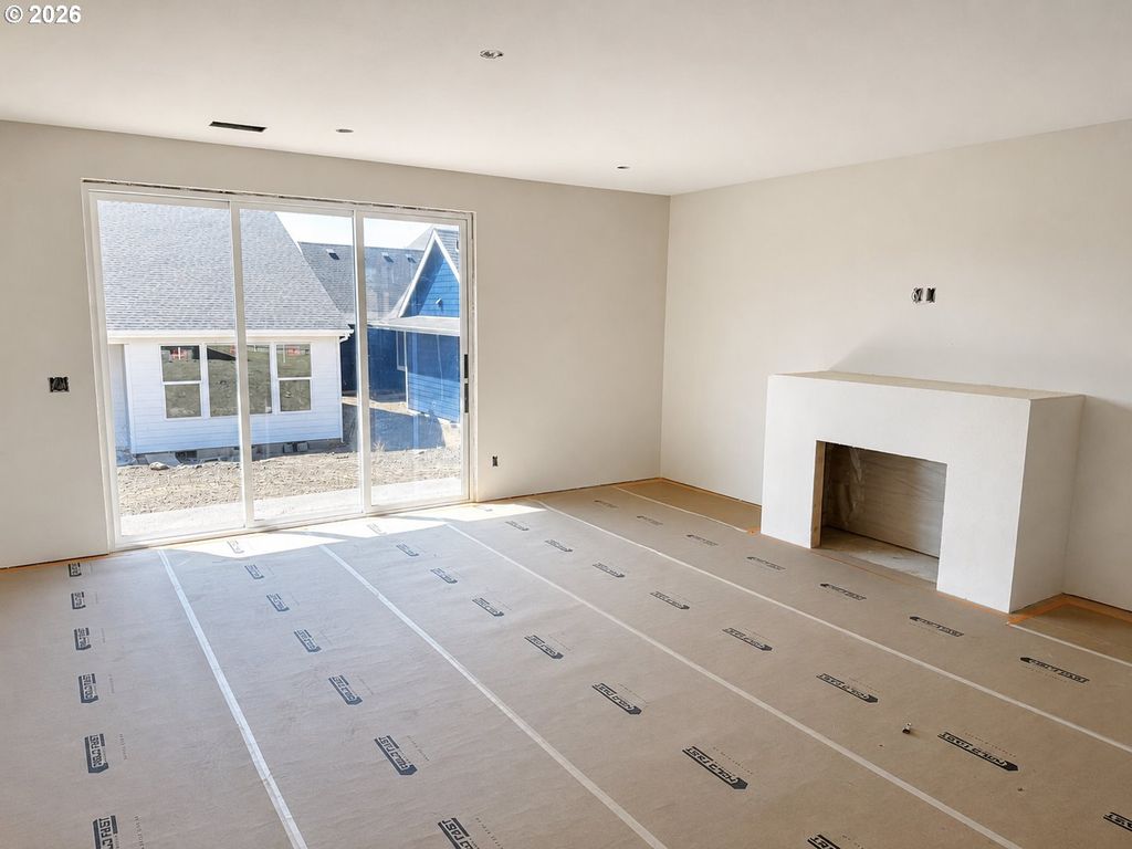 Image 4 of property listing at 978 W Grant St, Carlton, OR 97111