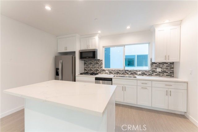 6845 Haskell Avenue, Los Angeles, CA 91406