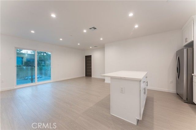 6845 Haskell Avenue, Los Angeles, CA 91406