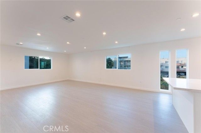 6845 Haskell Avenue, Los Angeles, CA 91406