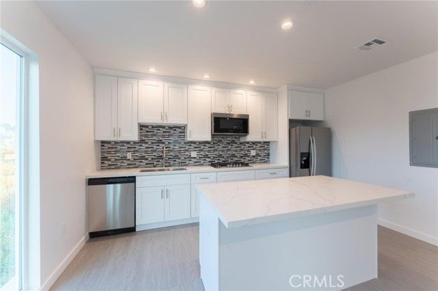 6845 Haskell Avenue, Los Angeles, CA 91406