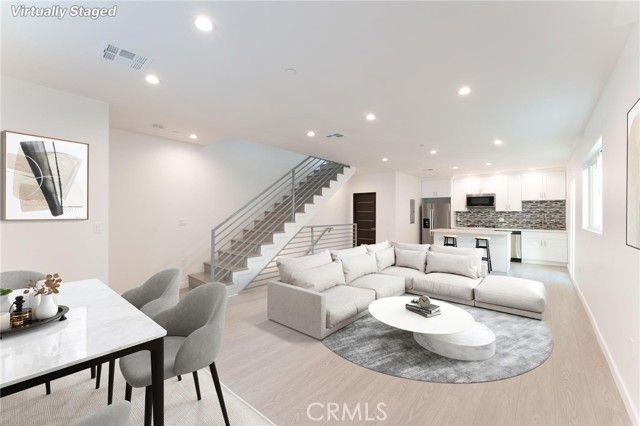 6845 Haskell Avenue, Los Angeles, CA 91406