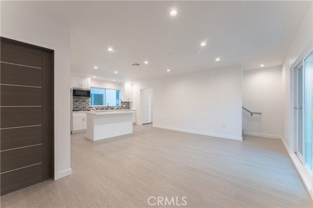 6845 Haskell Avenue, Los Angeles, CA 91406