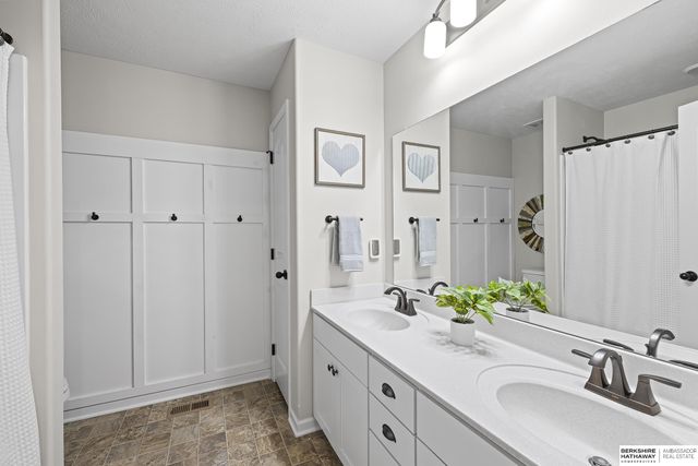 8711 S 169th Street, Omaha, NE 68136