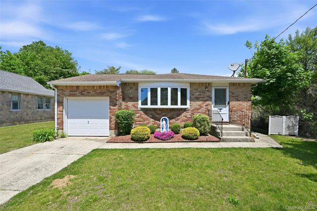 98 Evergreen Avenue, Bethpage, NY 11714