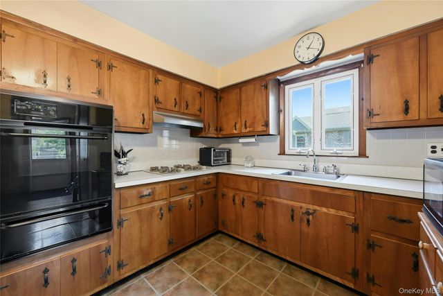 98 Evergreen Avenue, Bethpage, NY 11714