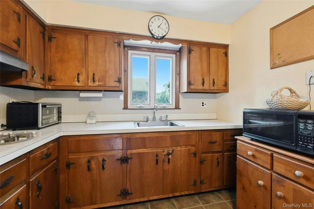 98 Evergreen Avenue, Bethpage, NY 11714