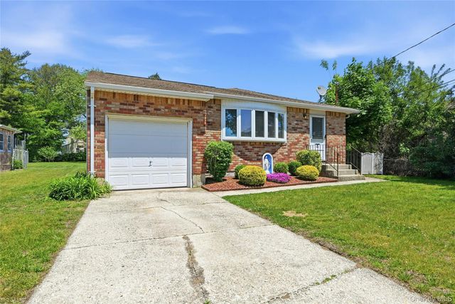 98 Evergreen Avenue, Bethpage, NY 11714