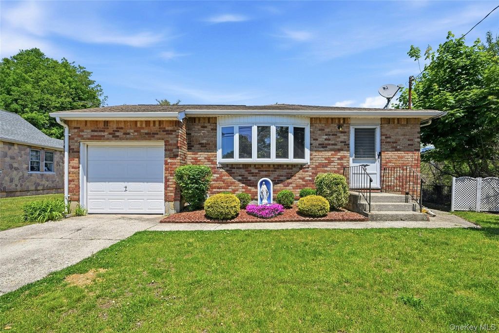 98 Evergreen Avenue, Bethpage, NY 11714