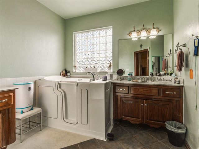 10121 Cottonwood Drive, Newalla, OK 74857