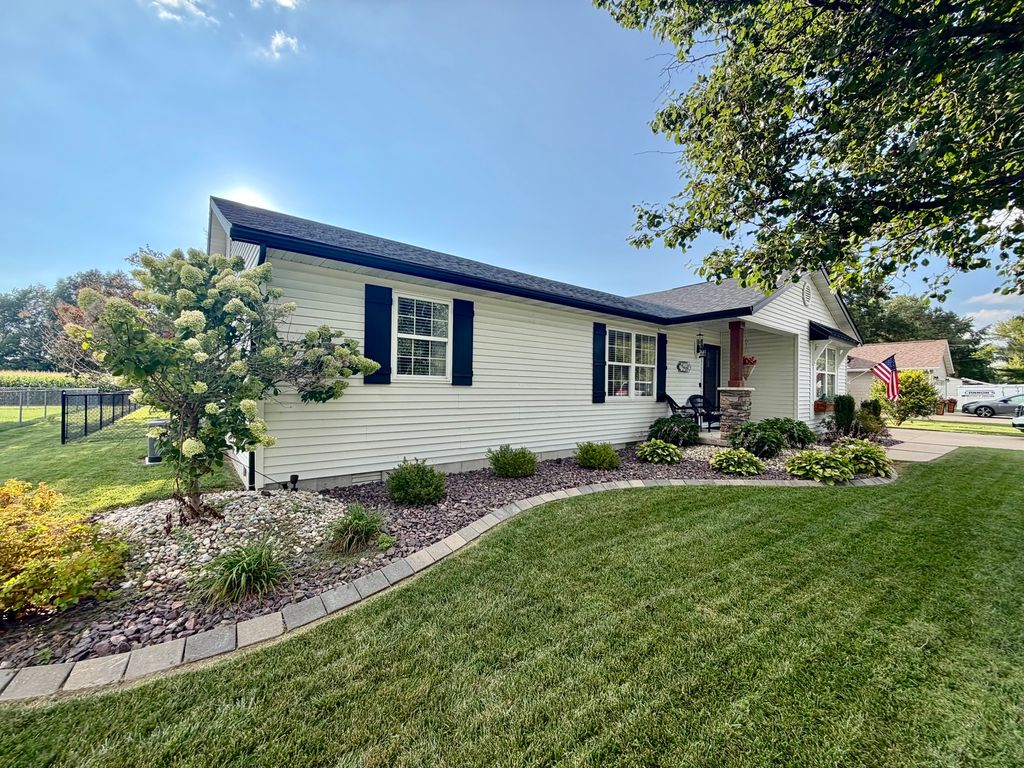 Image 3 of property listing at 312 Randolph Drive, Centralia, IL 62801