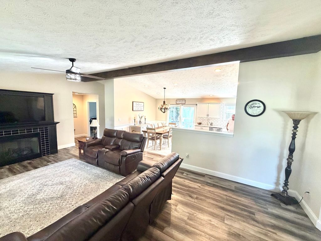 Image 5 of property listing at 312 Randolph Drive, Centralia, IL 62801