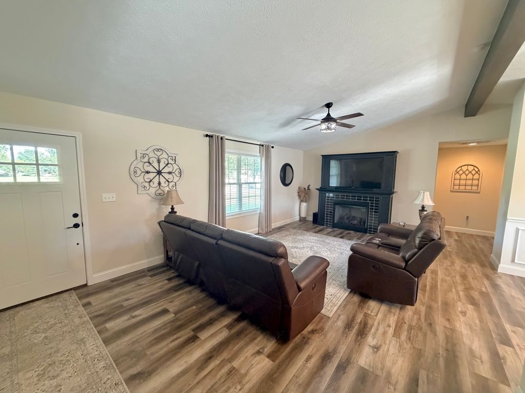 Image 6 of property listing at 312 Randolph Drive, Centralia, IL 62801