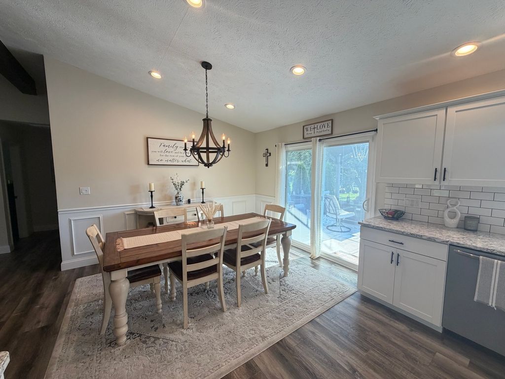 Image 8 of property listing at 312 Randolph Drive, Centralia, IL 62801