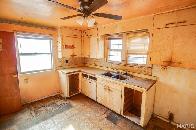 6421 Sunset Drive, Godfrey, IL 62035