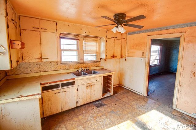 6421 Sunset Drive, Godfrey, IL 62035