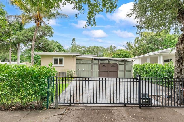 895 NE 129th St, North Miami, FL 33161