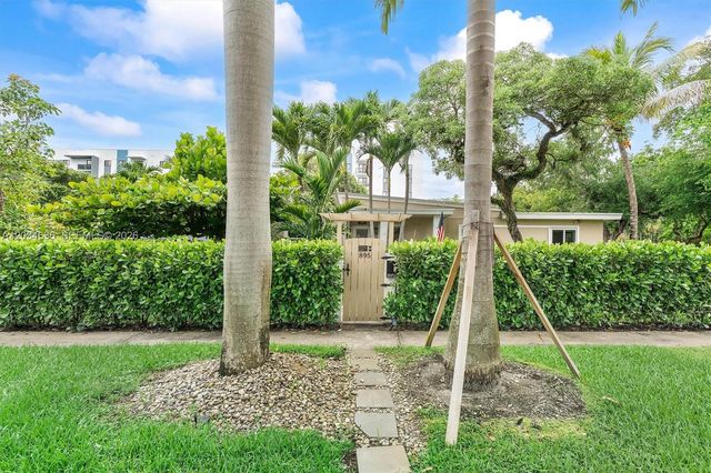 895 NE 129th St, North Miami, FL 33161