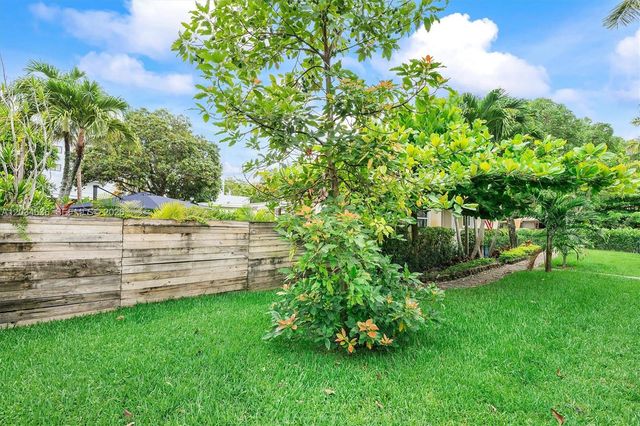 895 NE 129th St, North Miami, FL 33161