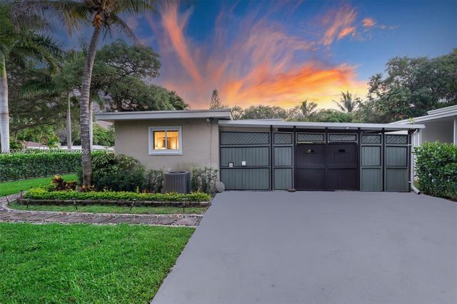 895 NE 129th St, North Miami, FL 33161