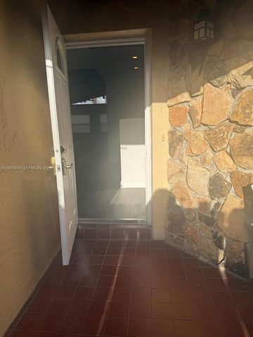 516 Briarwood Cir 1-51, Hollywood, FL 33024