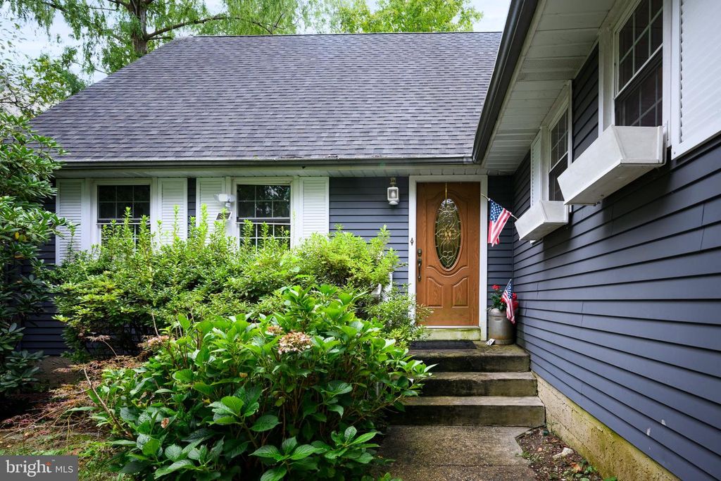 8 MCKINLEY AVE, Blackwood, NJ 08012