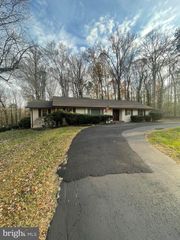 4004 LONGWOOD DR, Fredericksburg, VA 22408