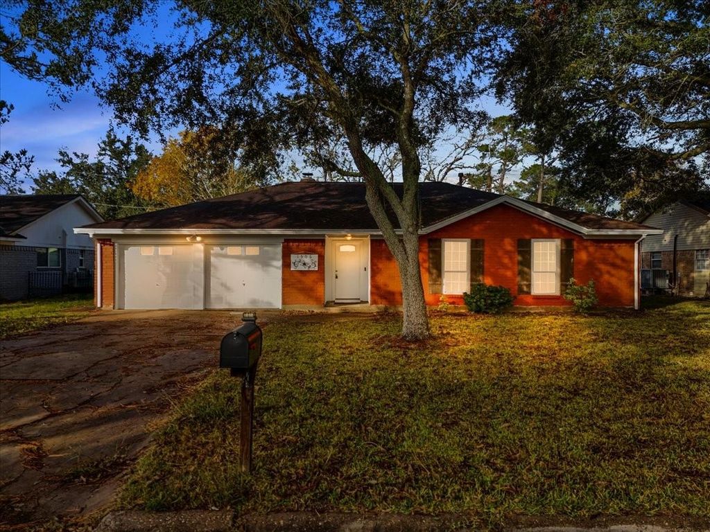 1506 Parkway Drive, Alvin, TX 77511