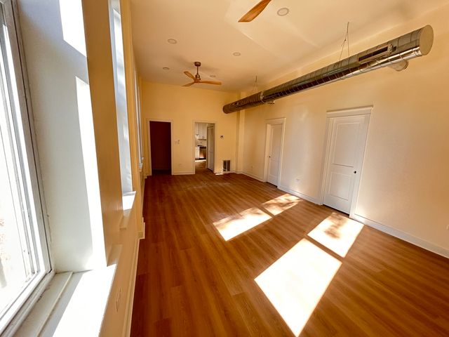 2057 W Roscoe Street 1R, Chicago, IL 60618