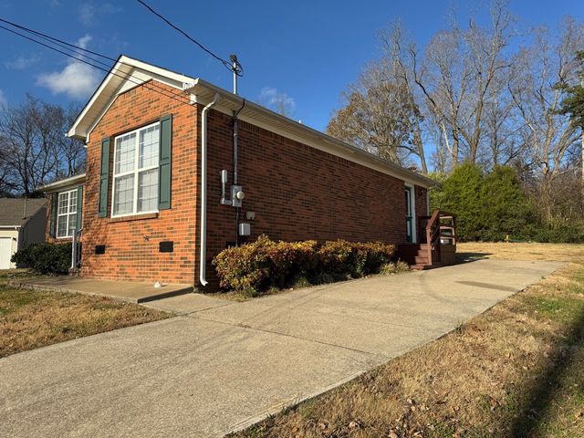 828 Mulberry Dr, Columbia, TN 38401