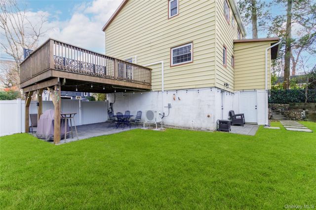 38 Manhasset Road, Sound Beach, NY 11789