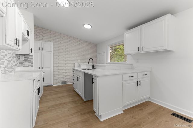 1072 S Venoy Road S, Westland, MI 48186