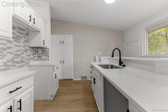1072 S Venoy Road S, Westland, MI 48186
