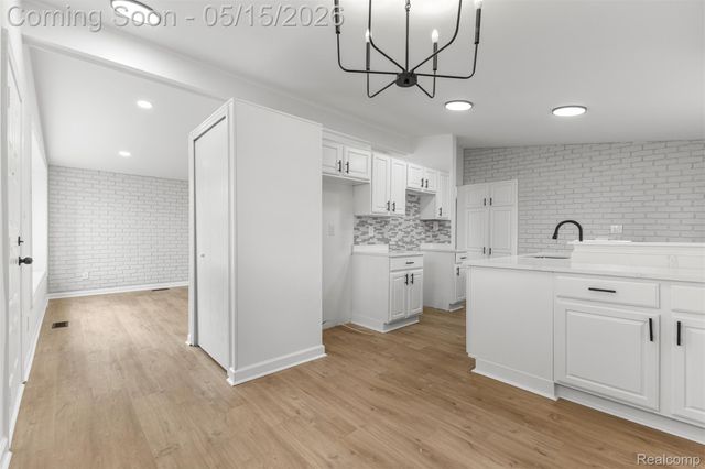 1072 S Venoy Road S, Westland, MI 48186