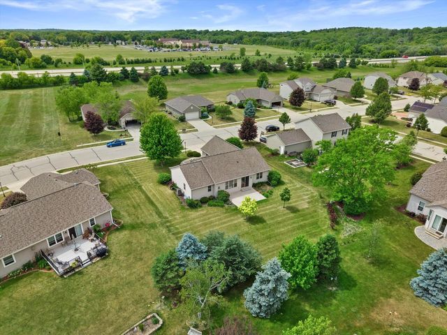 1345 Bluebird DRIVE, Oconomowoc, WI 53066