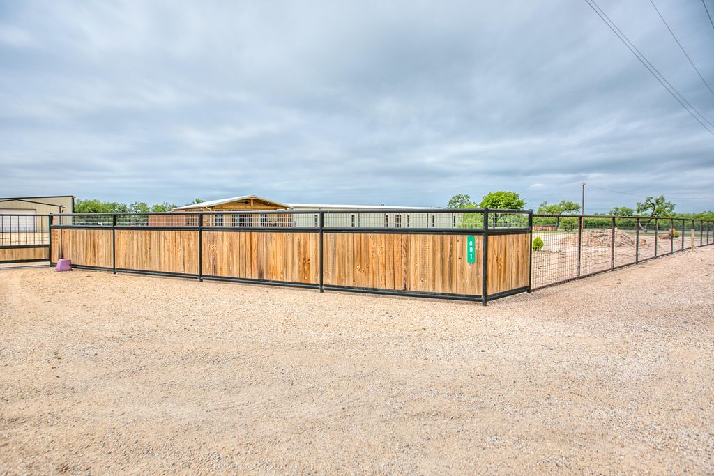 Image 3 of property listing at 601 Bristow Road, San Angelo, TX 76905