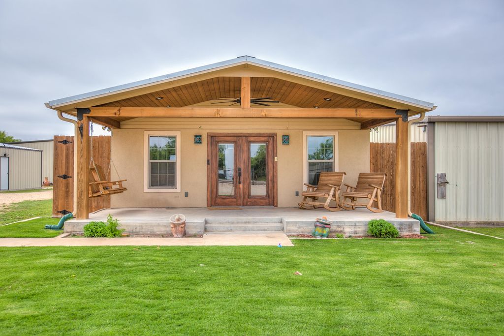 Image 4 of property listing at 601 Bristow Road, San Angelo, TX 76905