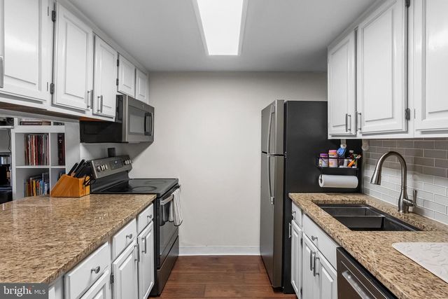 6 W AZALEA LN, Mount Laurel, NJ 08054