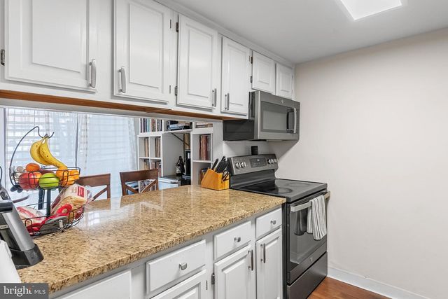 6 W AZALEA LN, Mount Laurel, NJ 08054