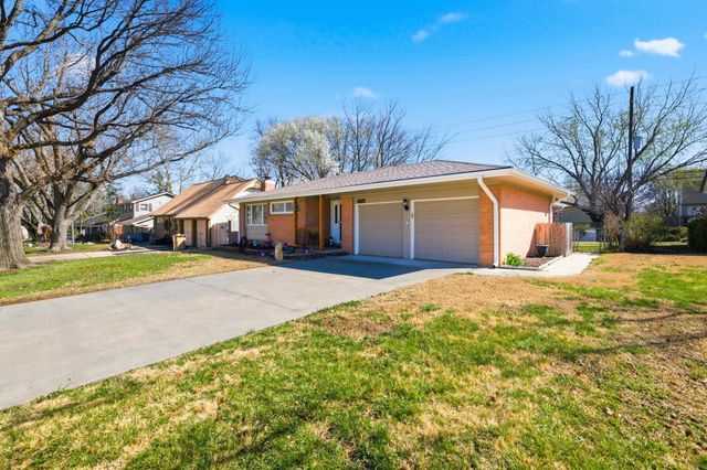 6117 Perryton St, Bel Aire, KS 67220