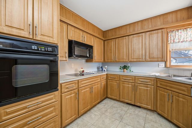 6117 Perryton St, Bel Aire, KS 67220