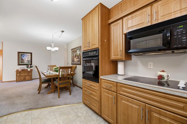 6117 Perryton St, Bel Aire, KS 67220