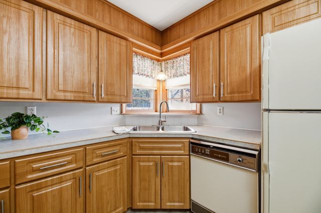 6117 Perryton St, Bel Aire, KS 67220