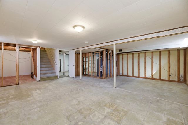 6117 Perryton St, Bel Aire, KS 67220