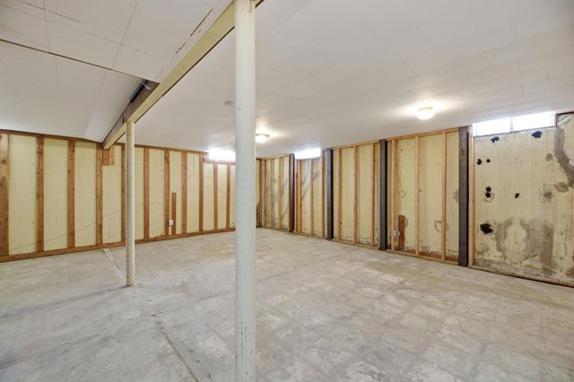 6117 Perryton St, Bel Aire, KS 67220